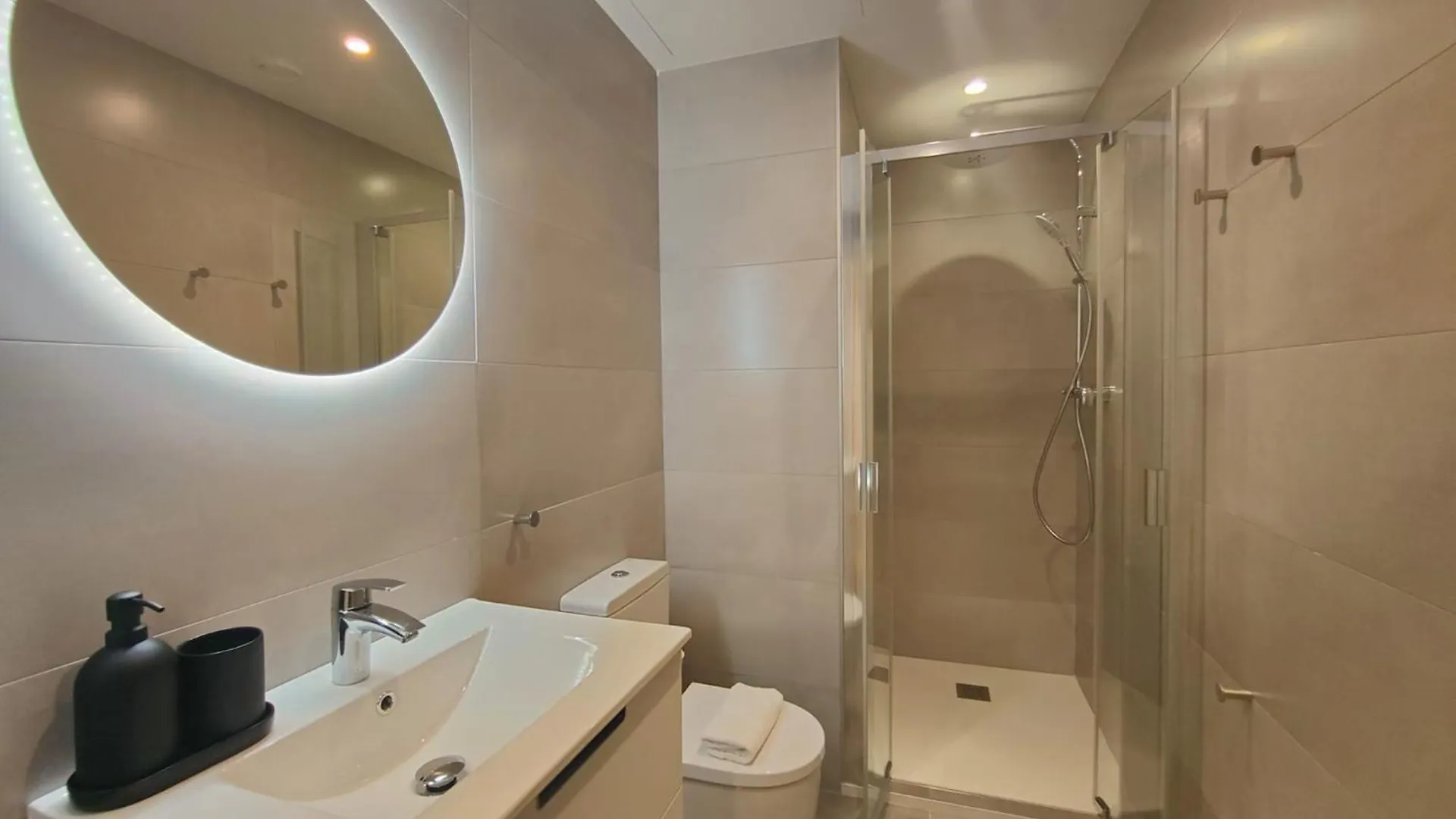 Luxury 4Br With Balcony Apartment Barcelona