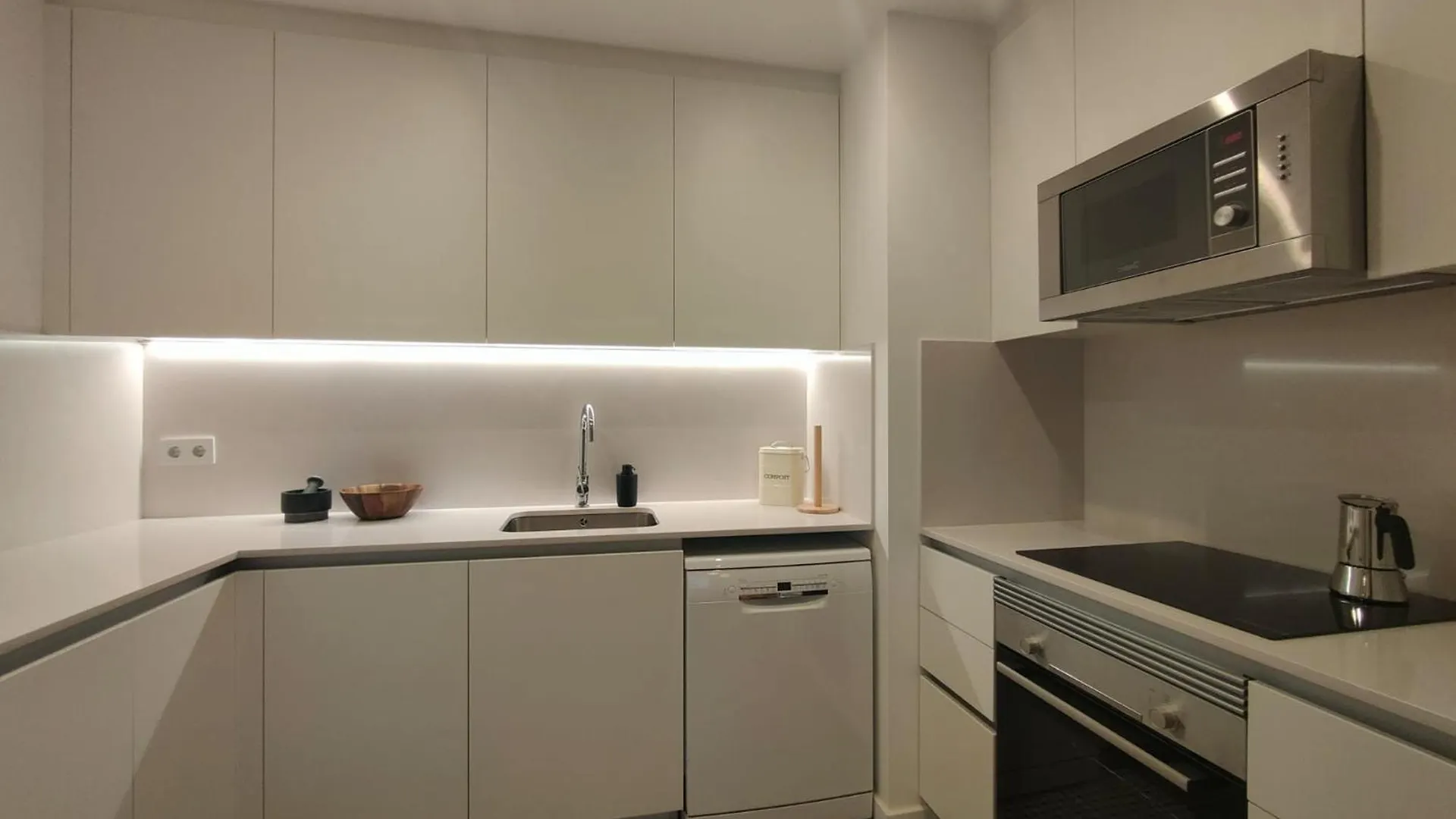 Luxury 4Br With Balcony Apartment Barcelona