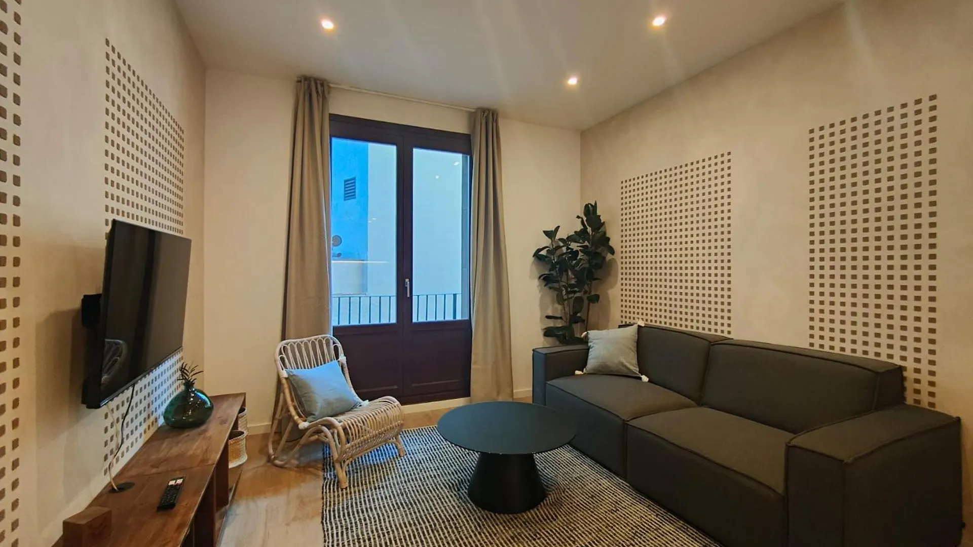 Luxury 4Br With Balcony Apartment Barcelona
