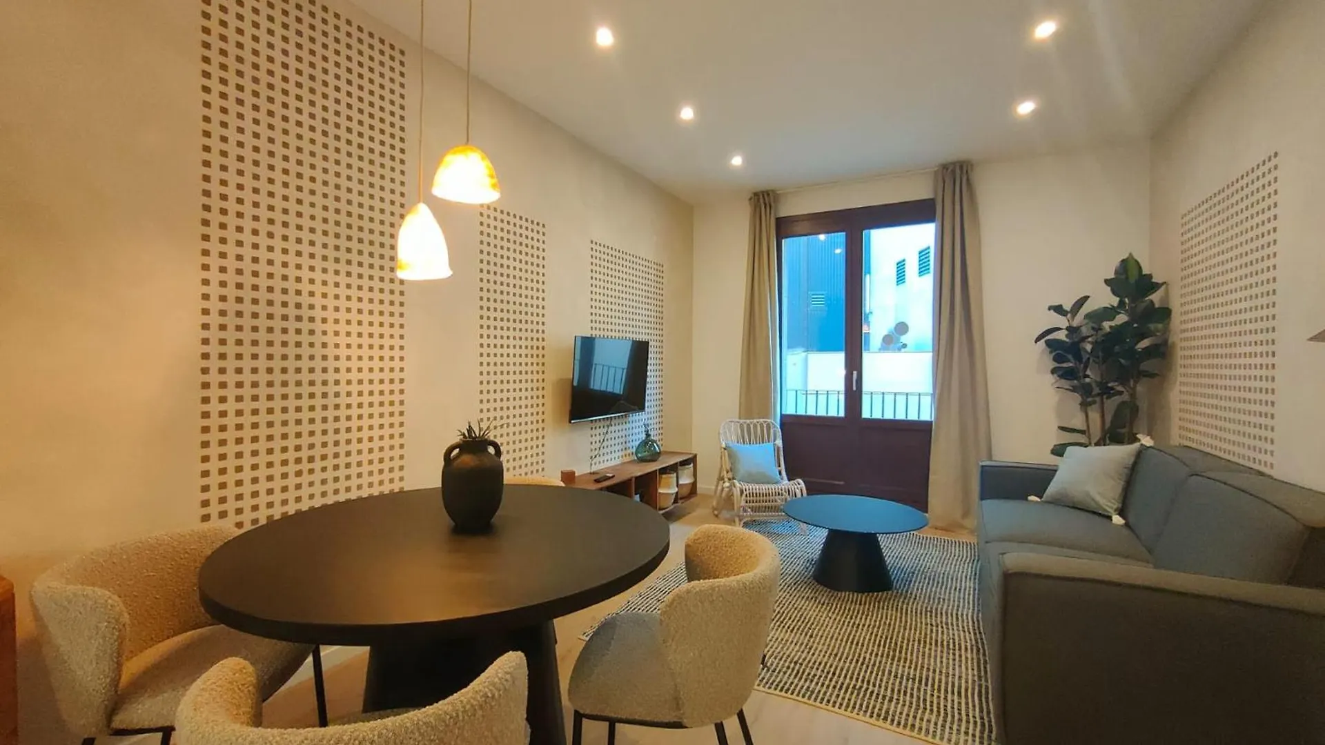 Luxury 4Br With Balcony Apartment Barcelona