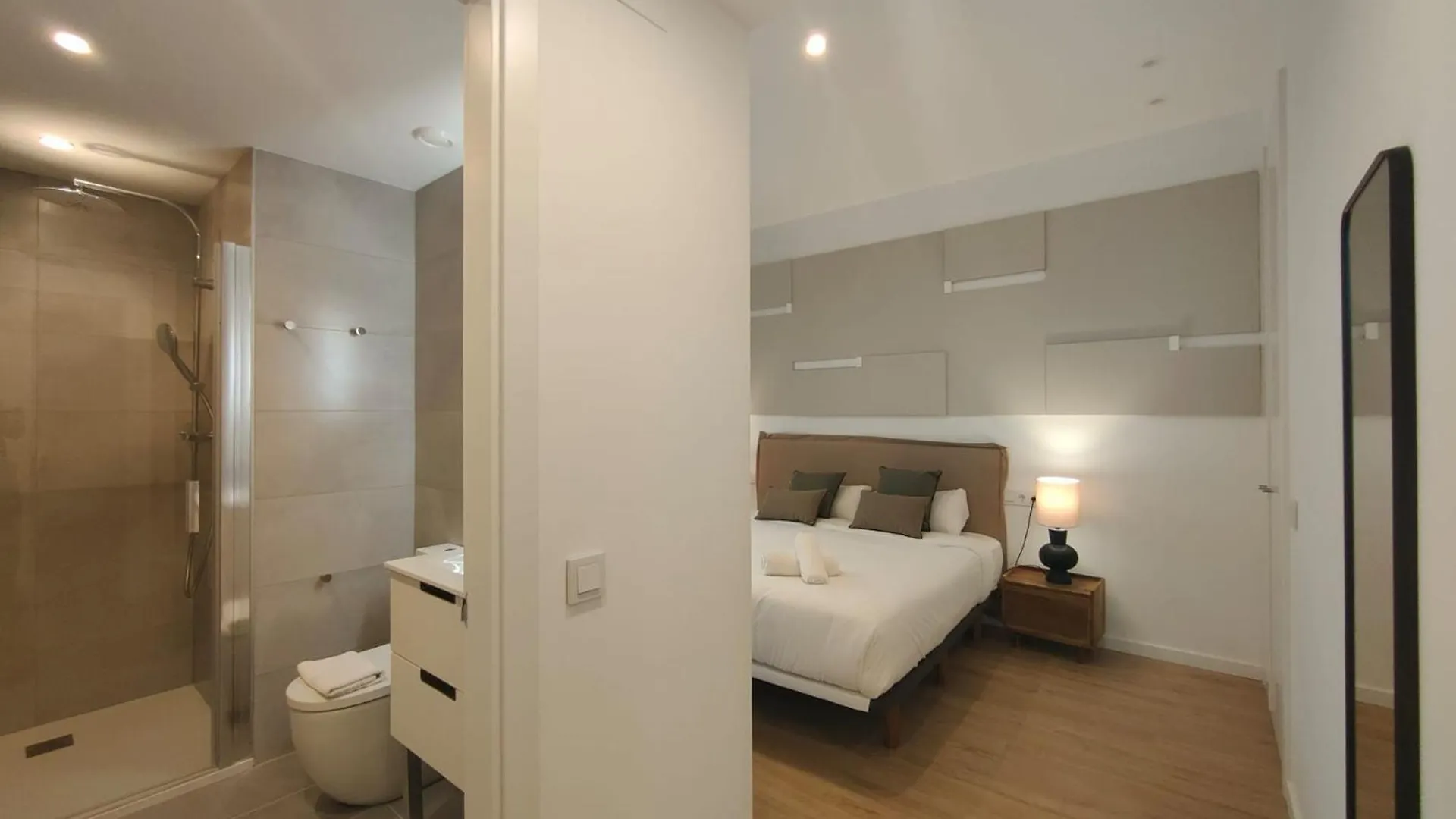 Luxury 4Br With Balcony Apartment Barcelona