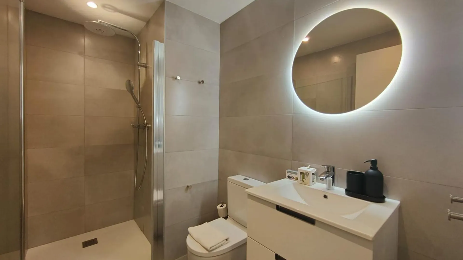 Luxury 4Br With Balcony Apartment Barcelona 0*,  Spain