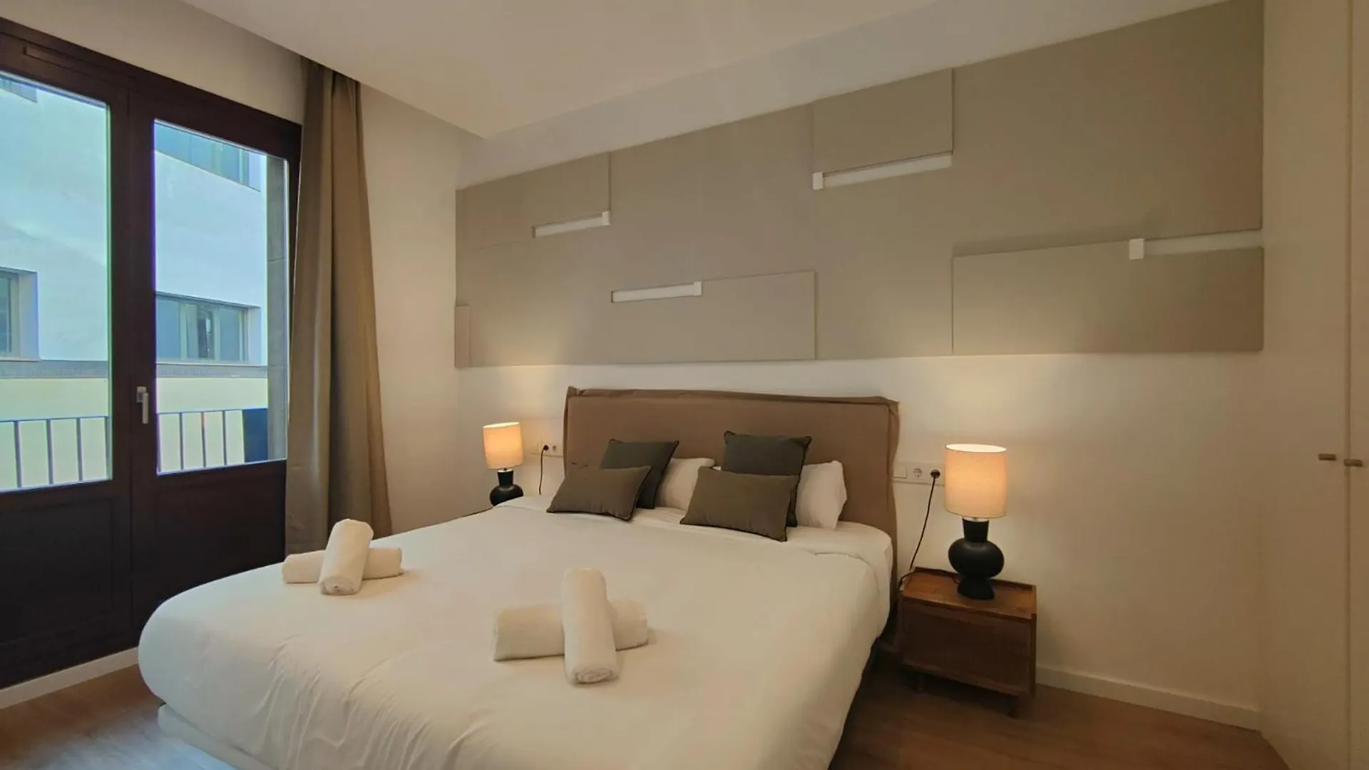 Luxury 4Br With Balcony Apartment Barcelona